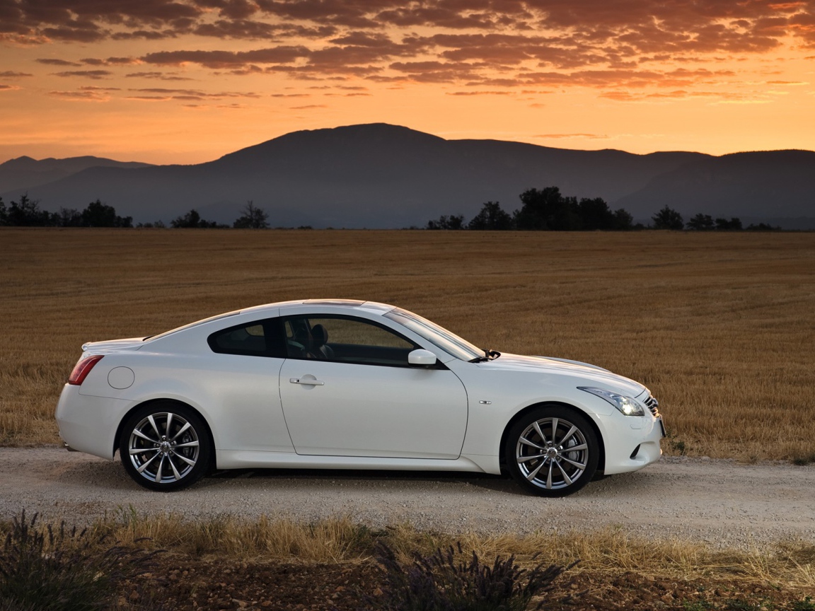 Белая автомашина