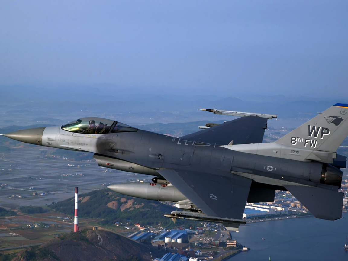 Военная авиация / в облаках над городом