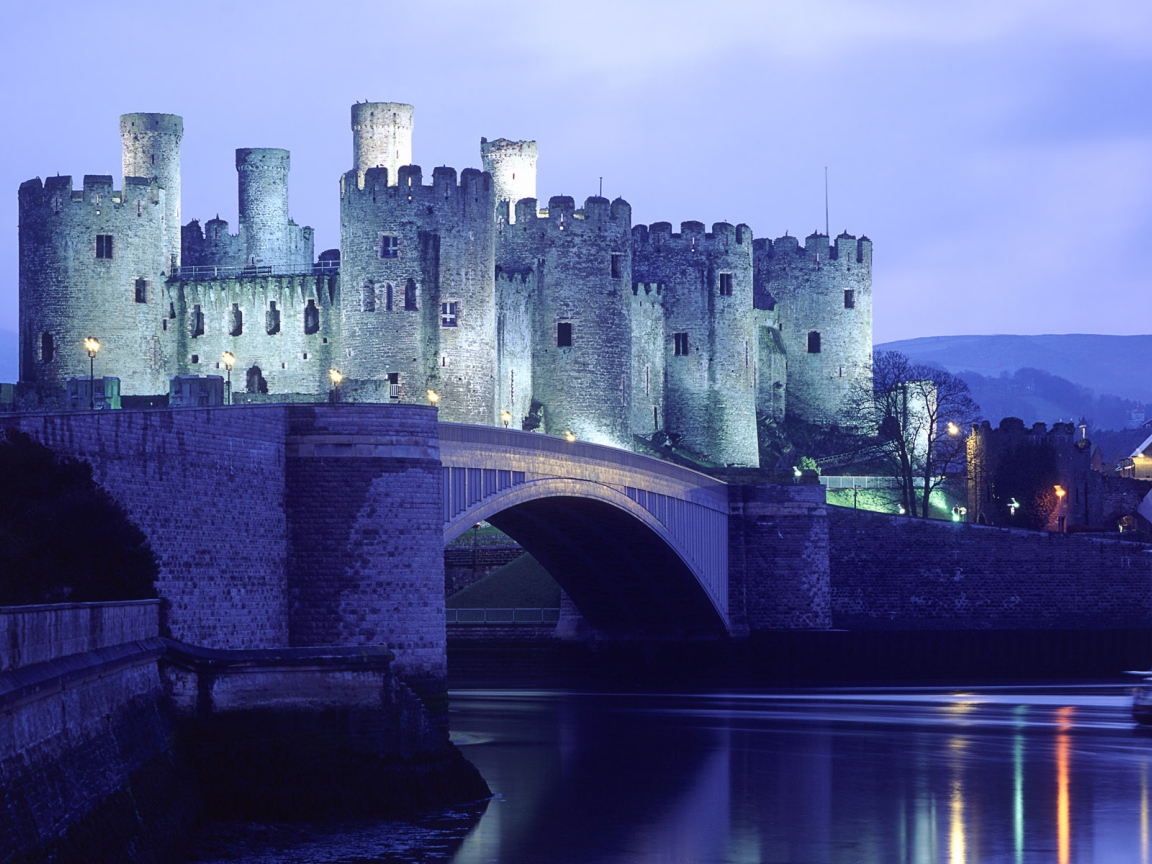 Замок возле реки