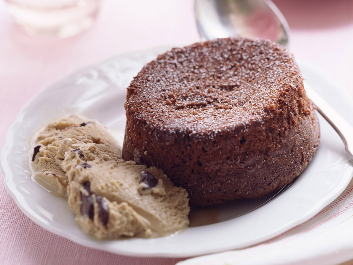 Вкусное шоколадное пирожное