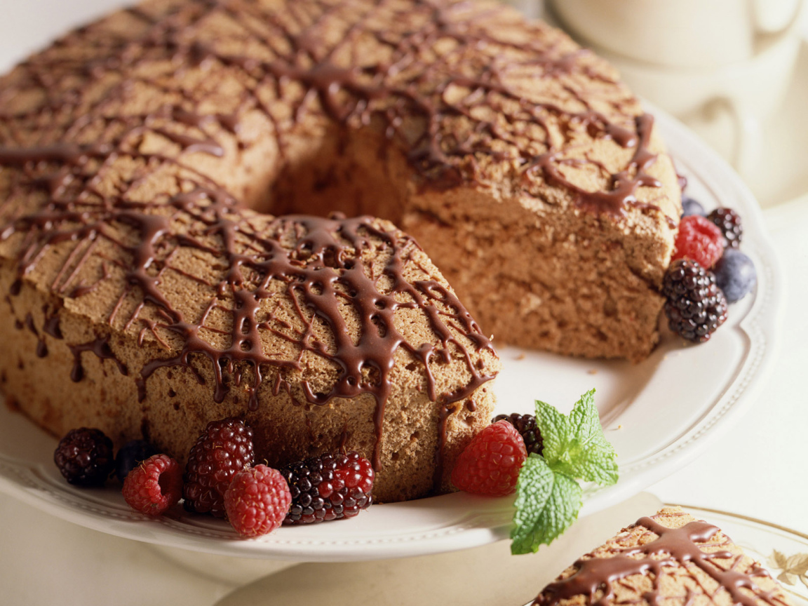 Шоколадный пирог и ягоды