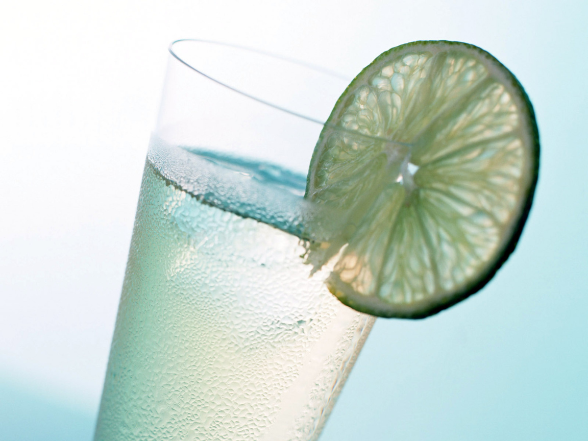 Прохладный напиток с лимоном