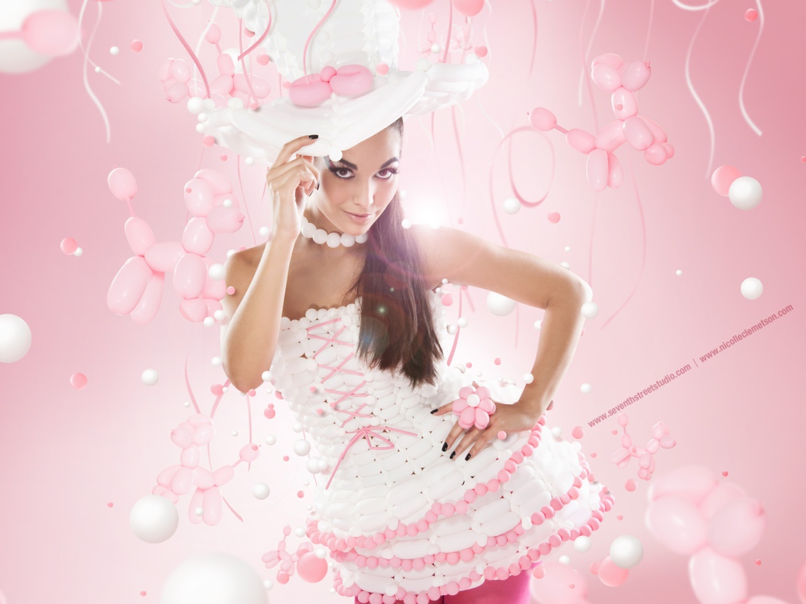 Красивая девушка в розовом