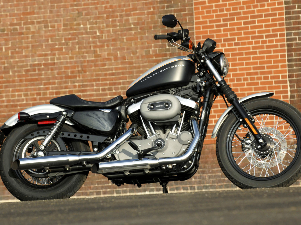 Harley Davidson летящий по ветру