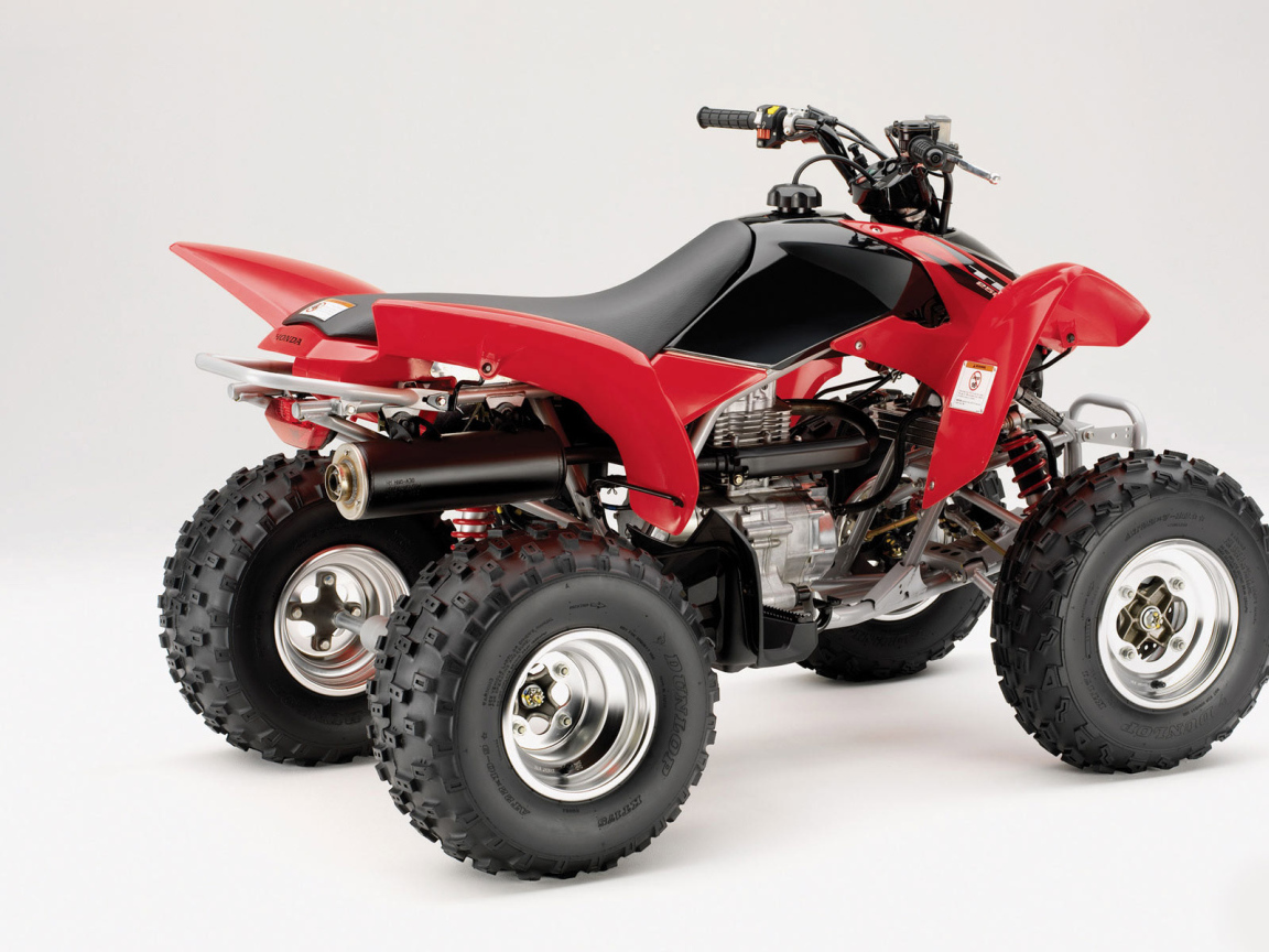 Красный спортивный Honda квадроцикл