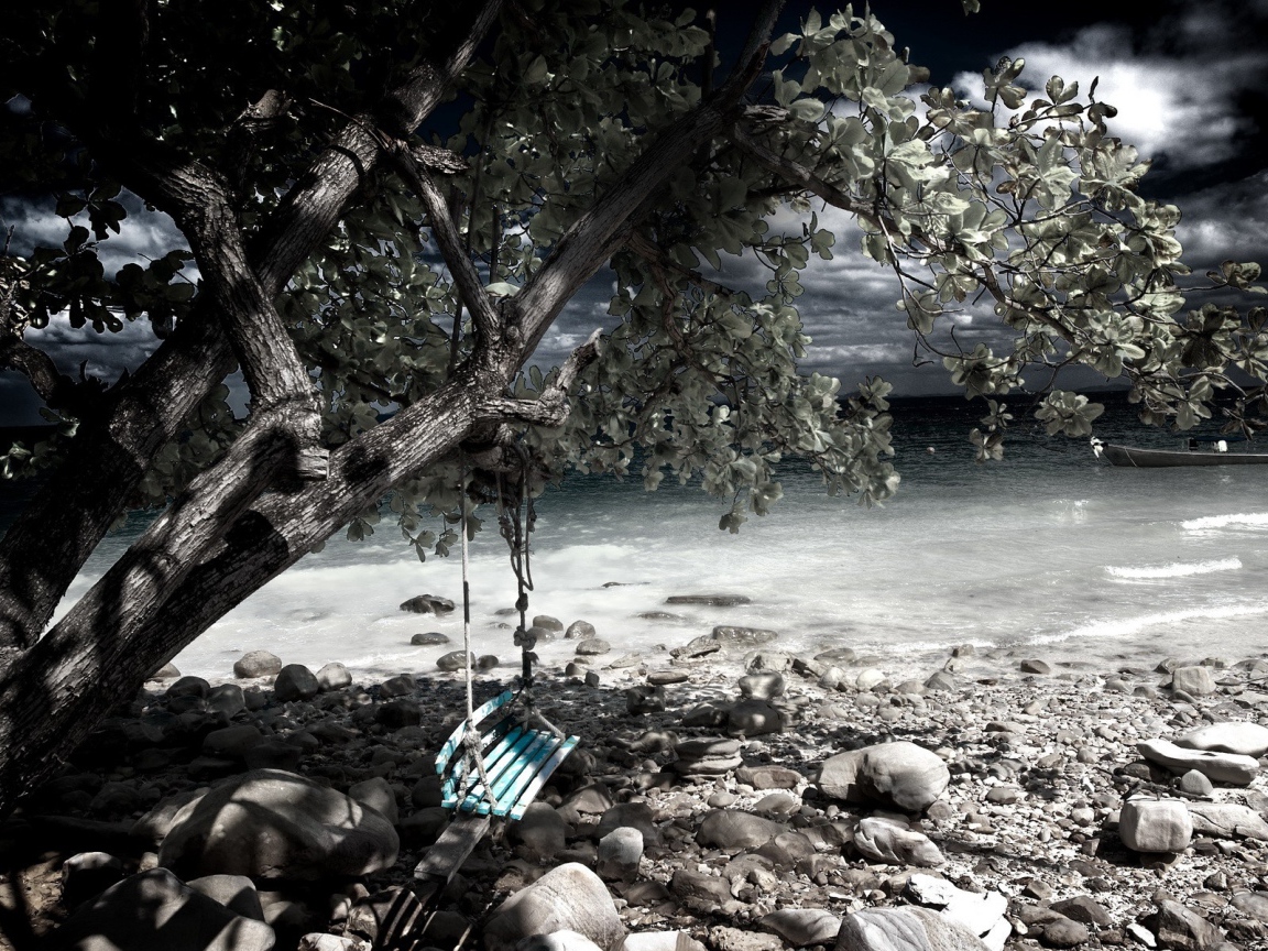 Качели на берегу моря