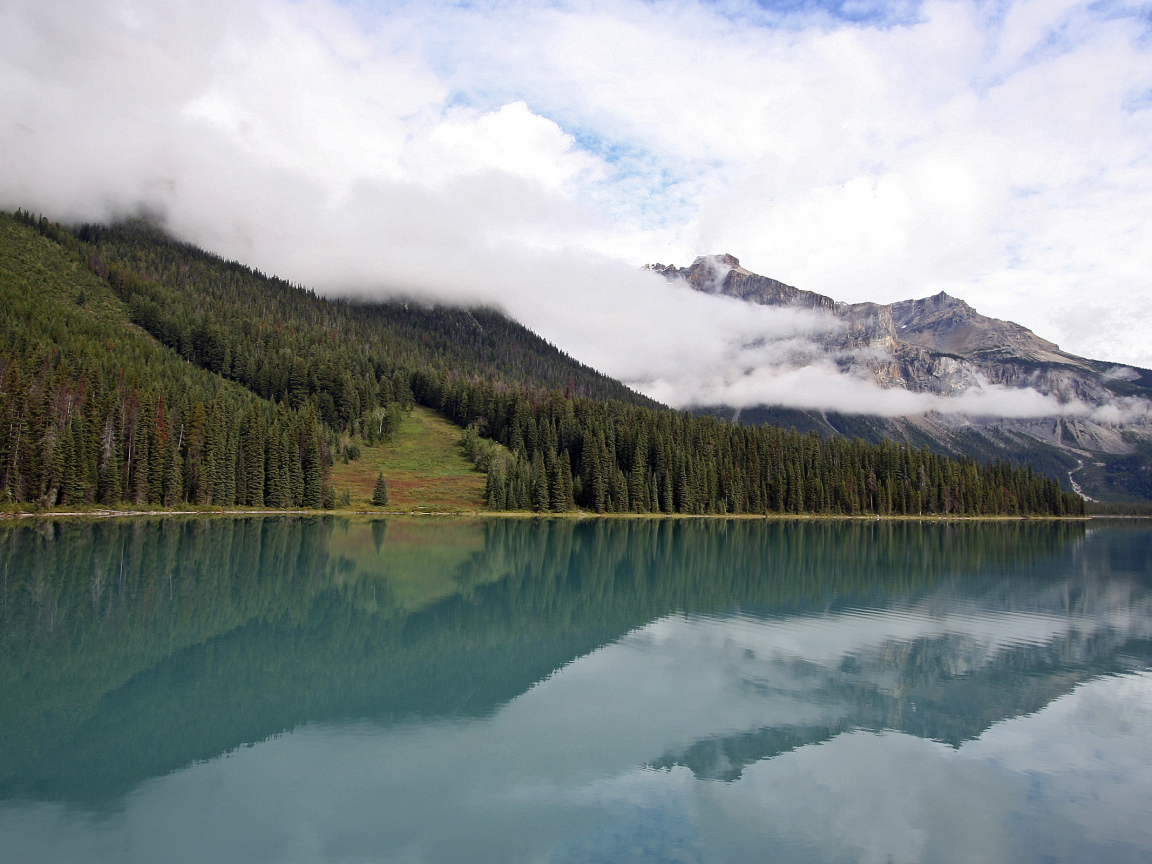 Кристально чистое озеро