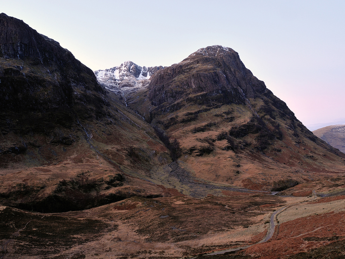 Долина у подножия гор