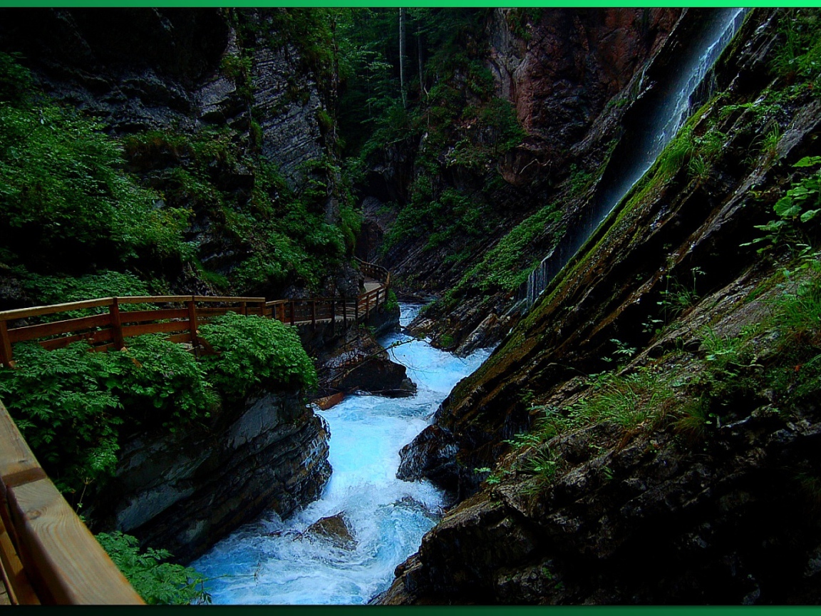 Дорожка вдоль горной реки