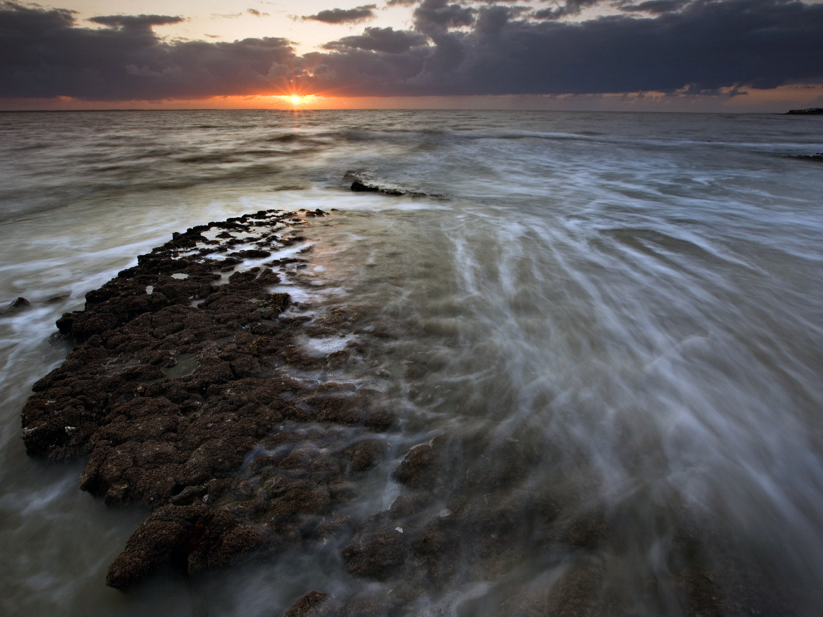 Омывающиеся морем камни