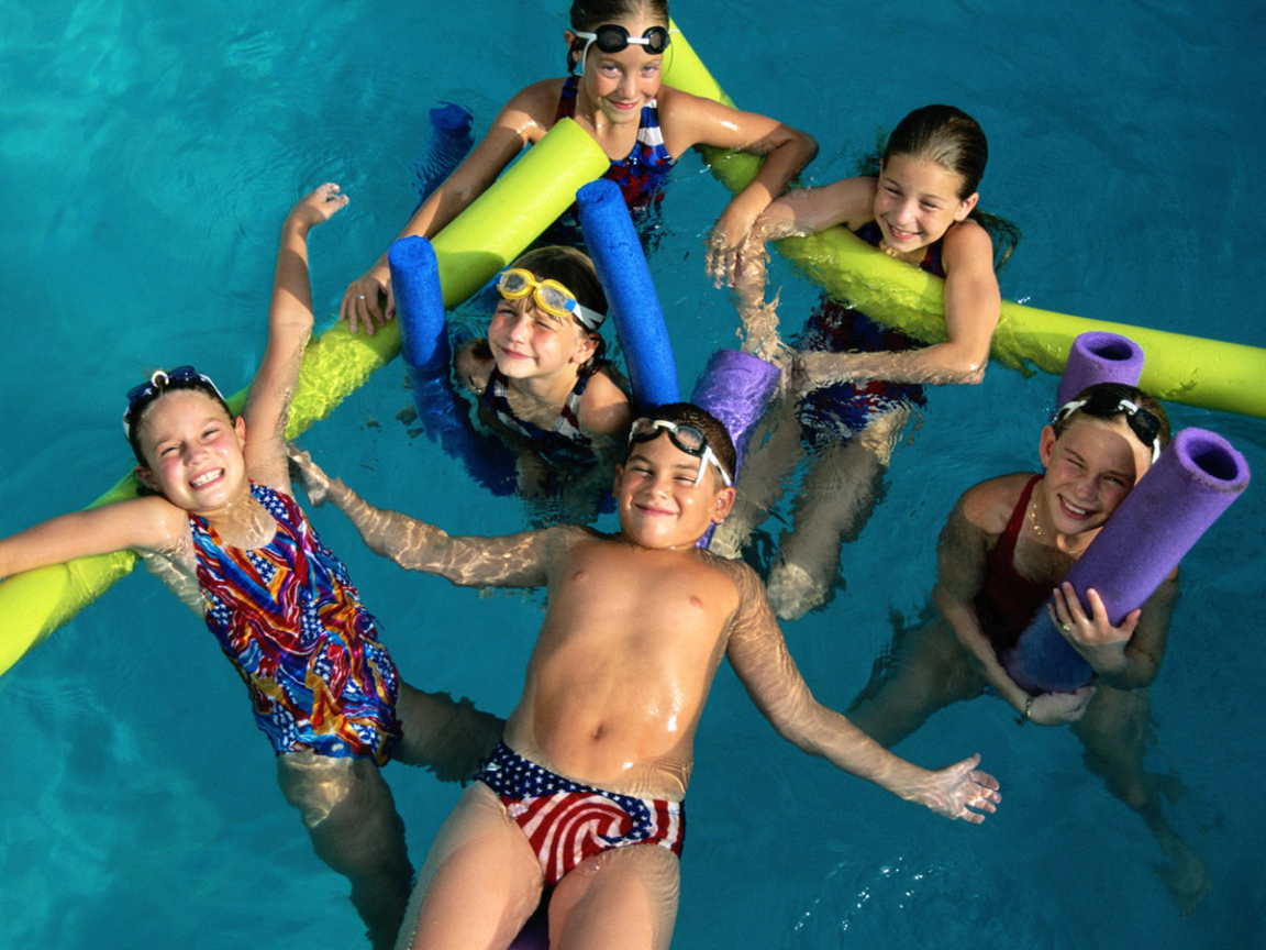 Дети в бассейне