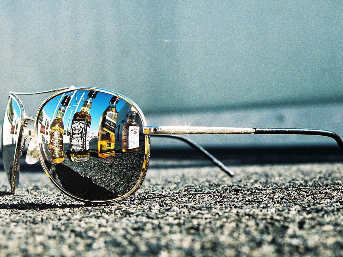 Очки на асфальте