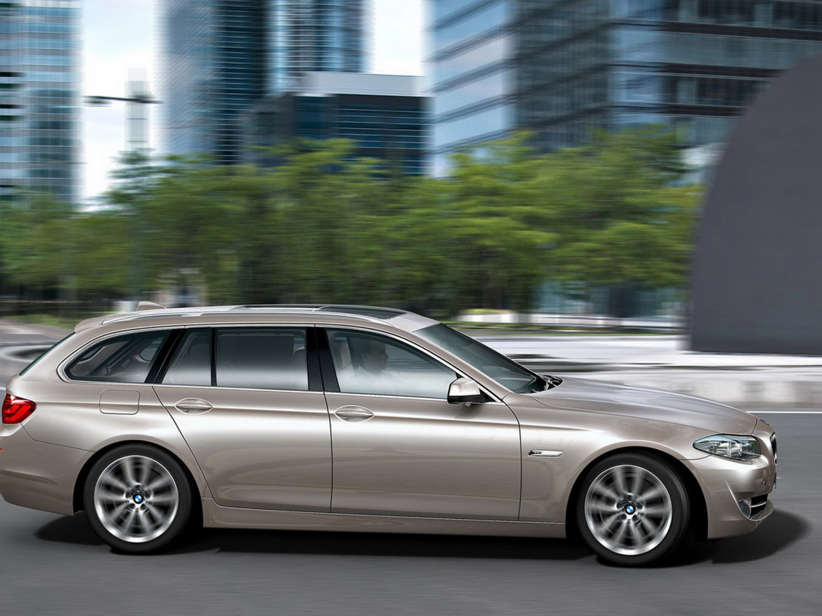 БМВ 5 Серии двигаясь по городу