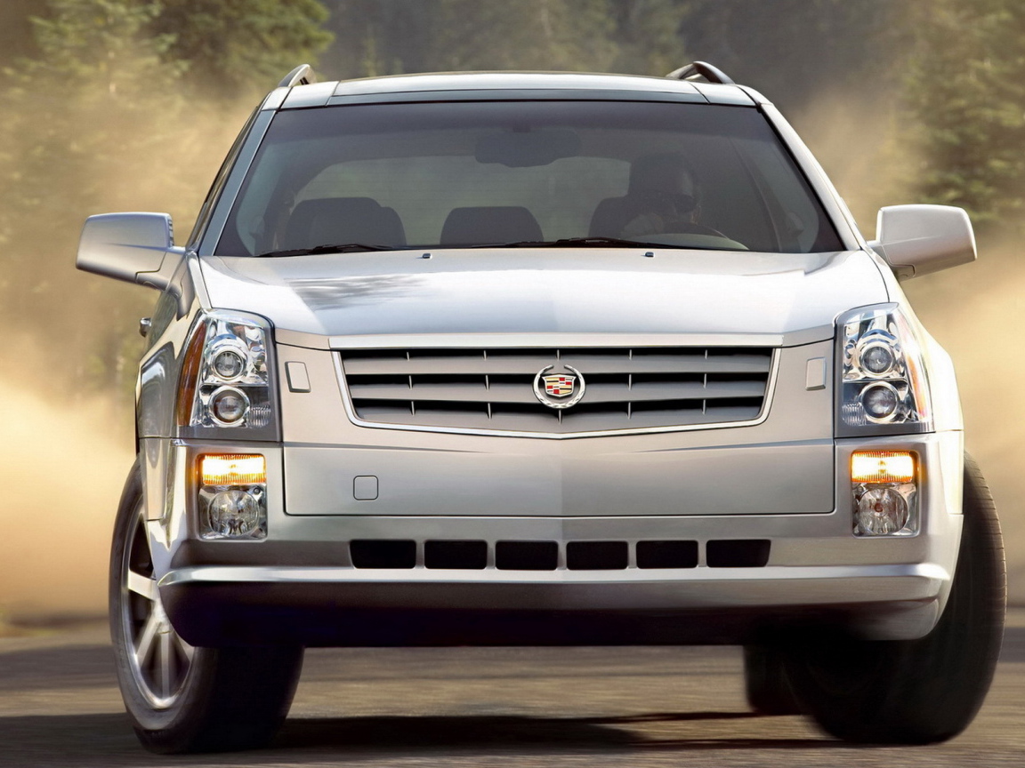 Кадиллак СРХ в лесном массиве