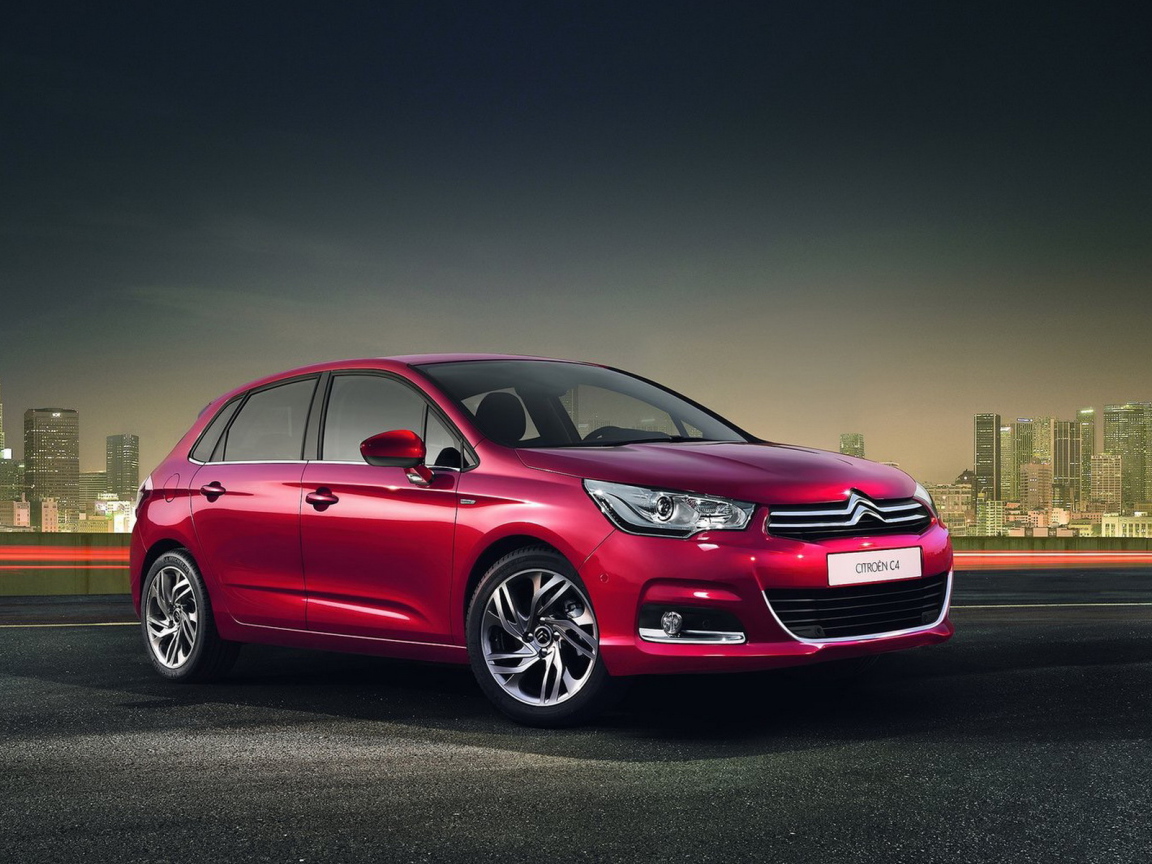 красный Ситроен С4
