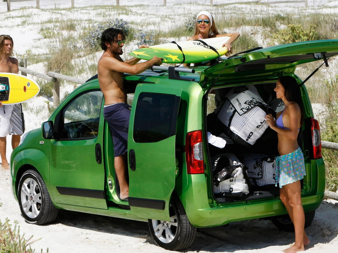 Фиат Фиорино рызграужаясь на пляже
