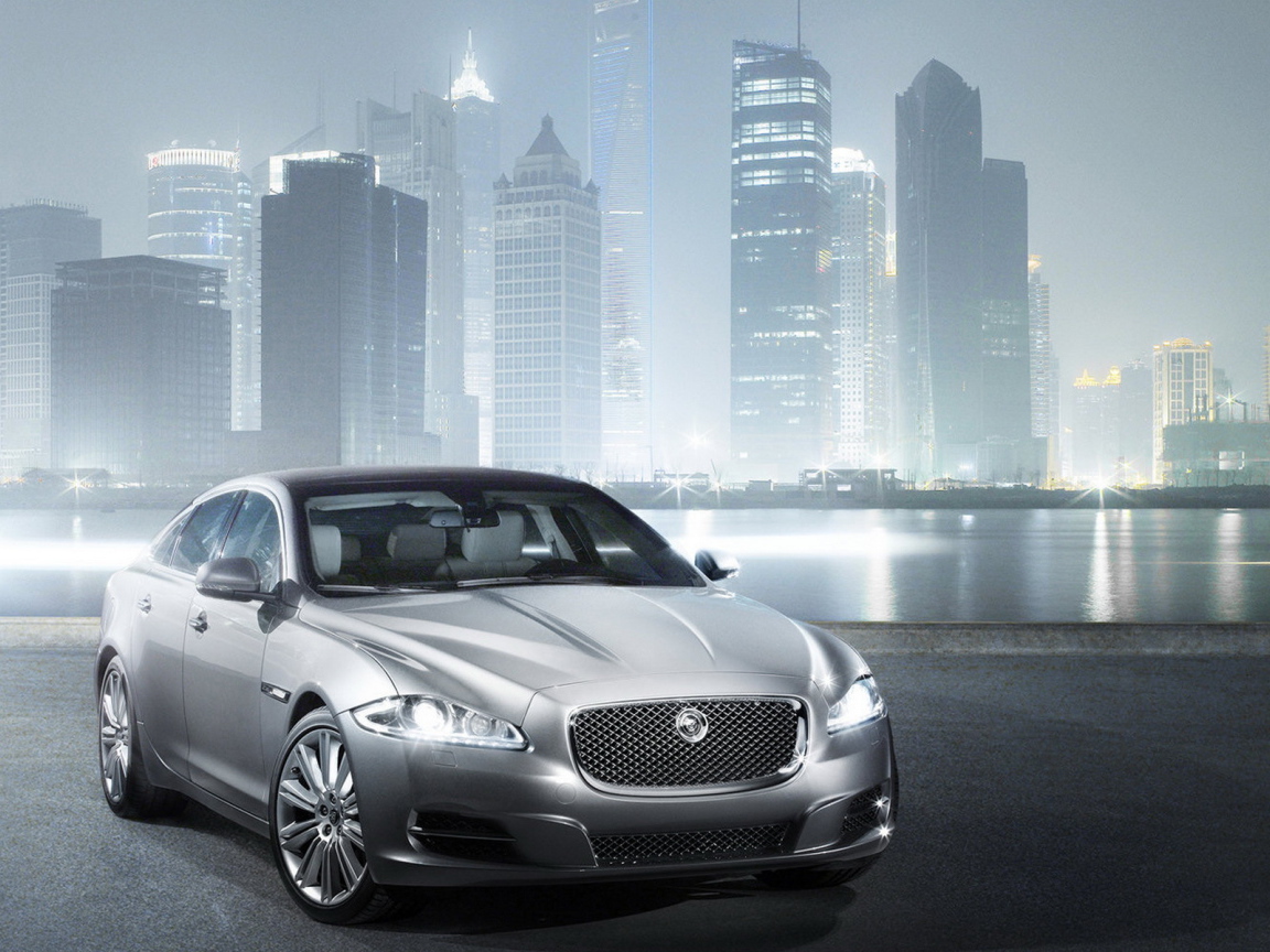 Jaguar XJ на фоне города