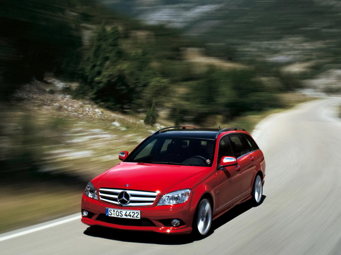 Mercedes Benz C 350 Estate на вьющейся дороге