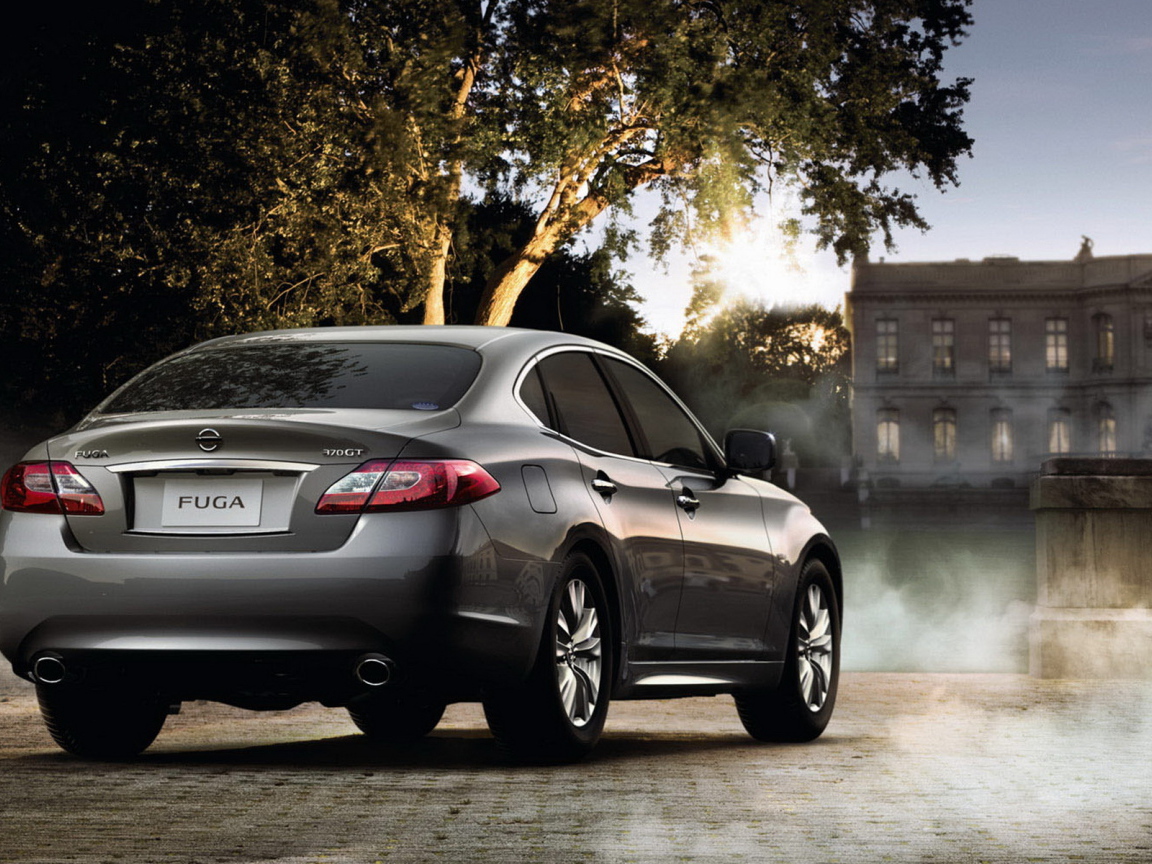 Nissan Fuga в загородном поместье