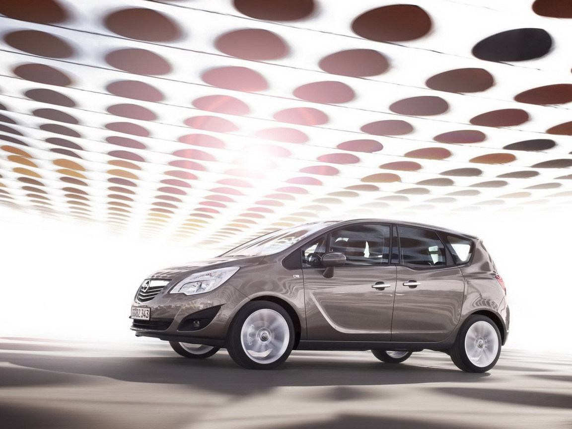 Опель Мерива в движении