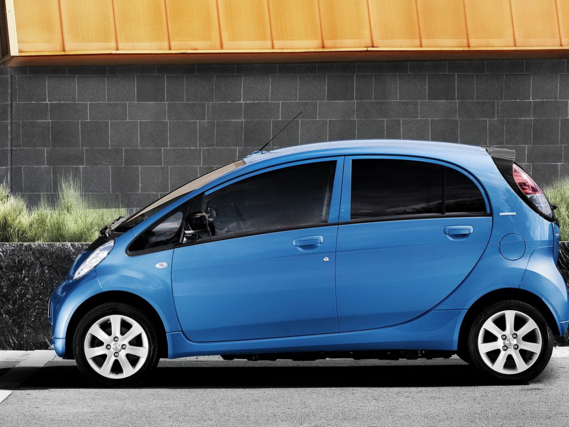 Маленький Пежо iOn 2011