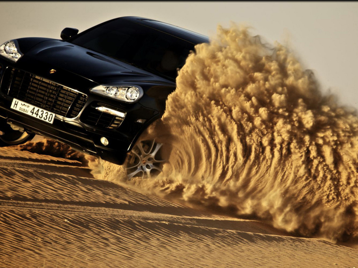 Черный Porsche Cayenne дрифт