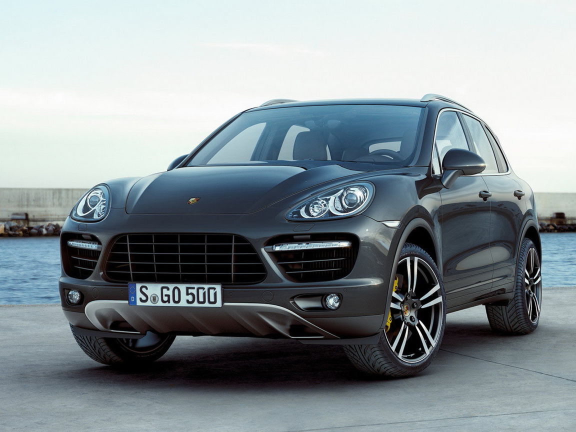 Порше Кайен на пристани