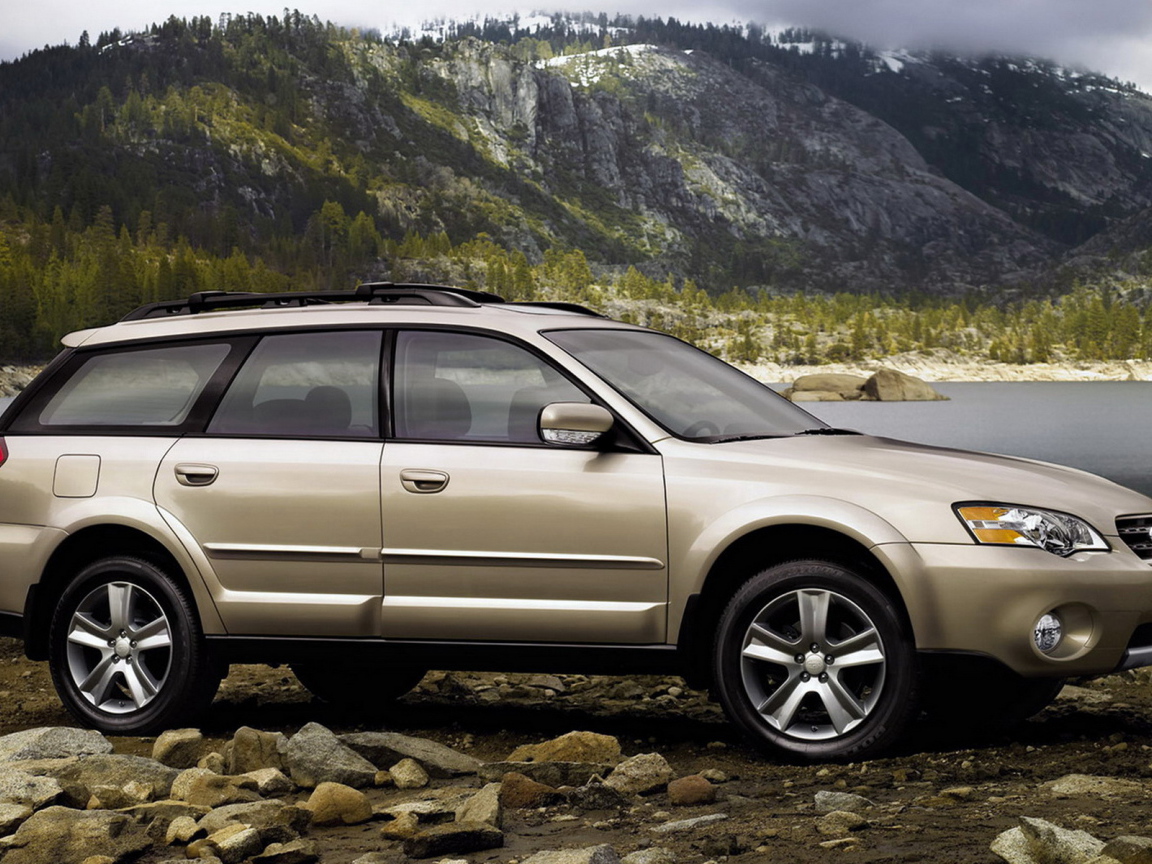 Subaru Outback около реки