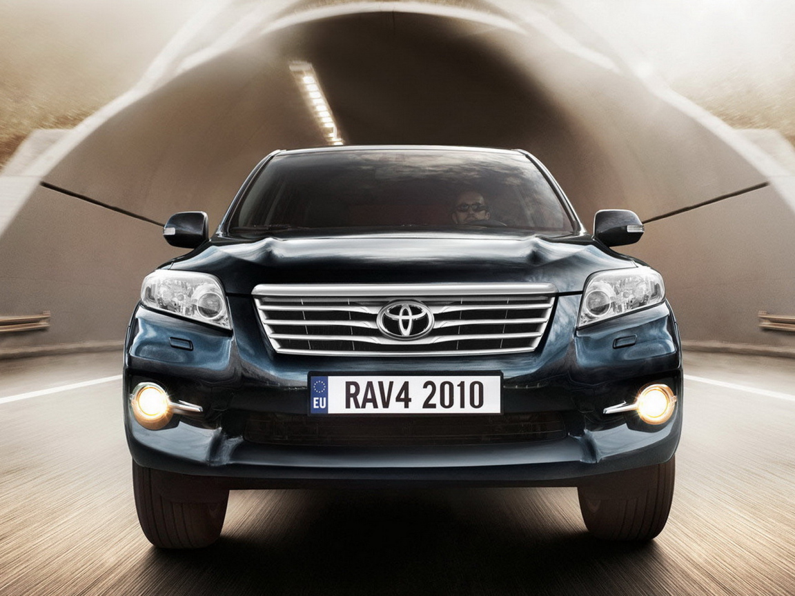 Тойота РАВ 4 выезжая из туннеля
