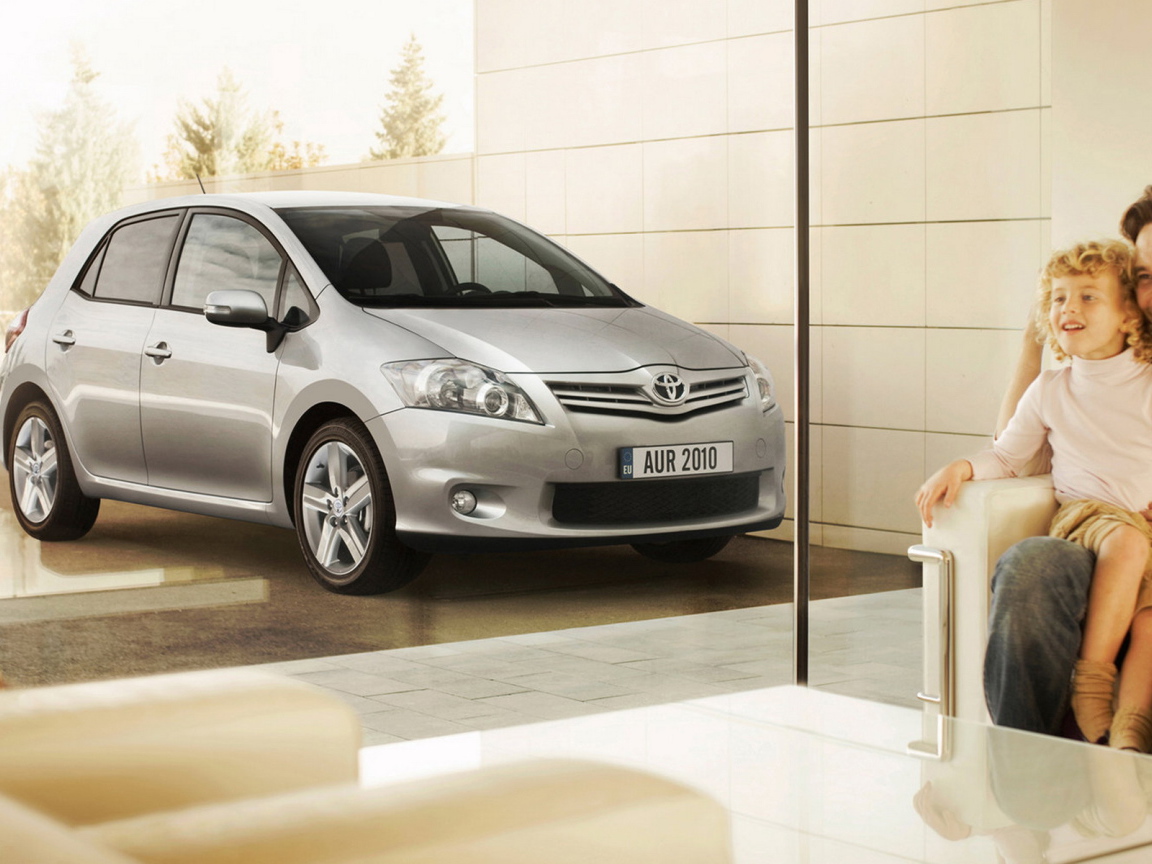 Toyota Auris возле дома