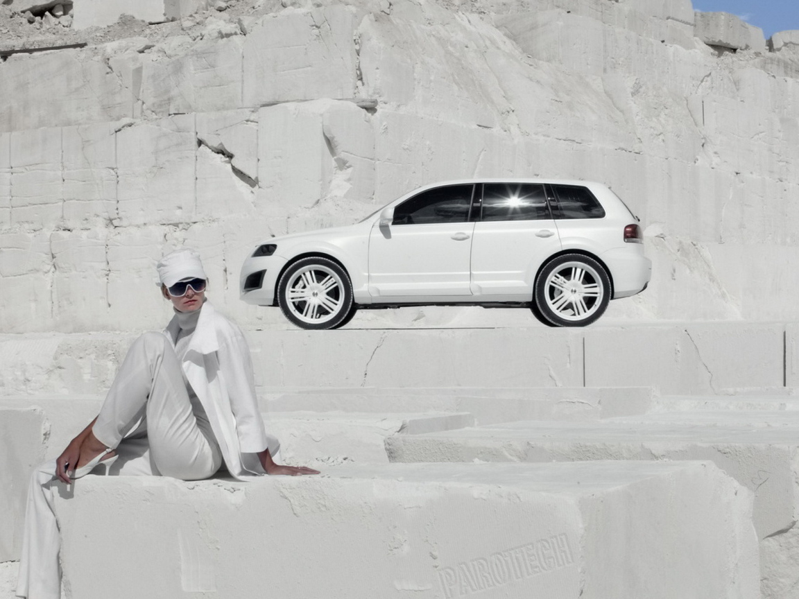 Parotech Sony Volkswagen Touareg среди каменных утесов