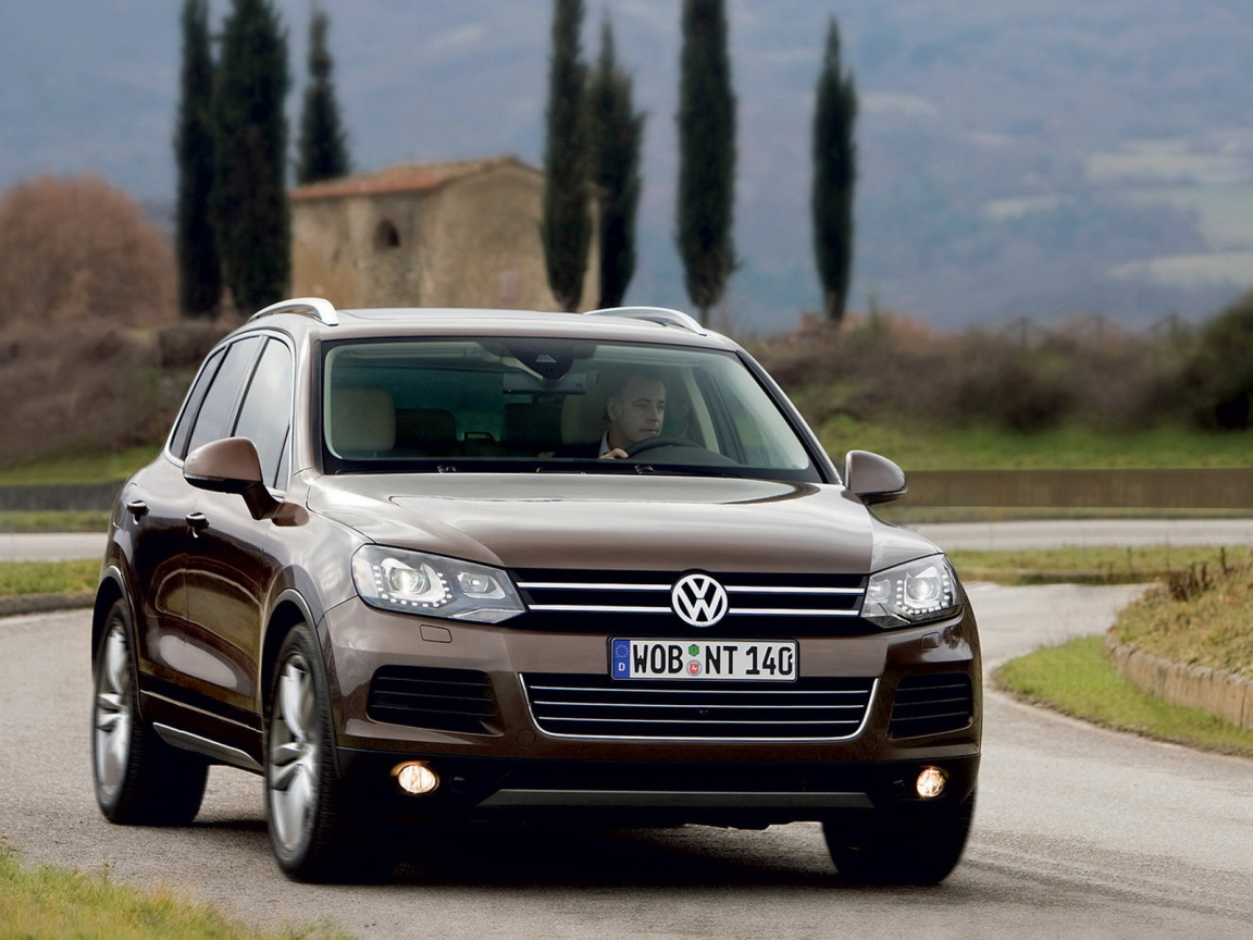 Volkswagen Touareg в пригороде