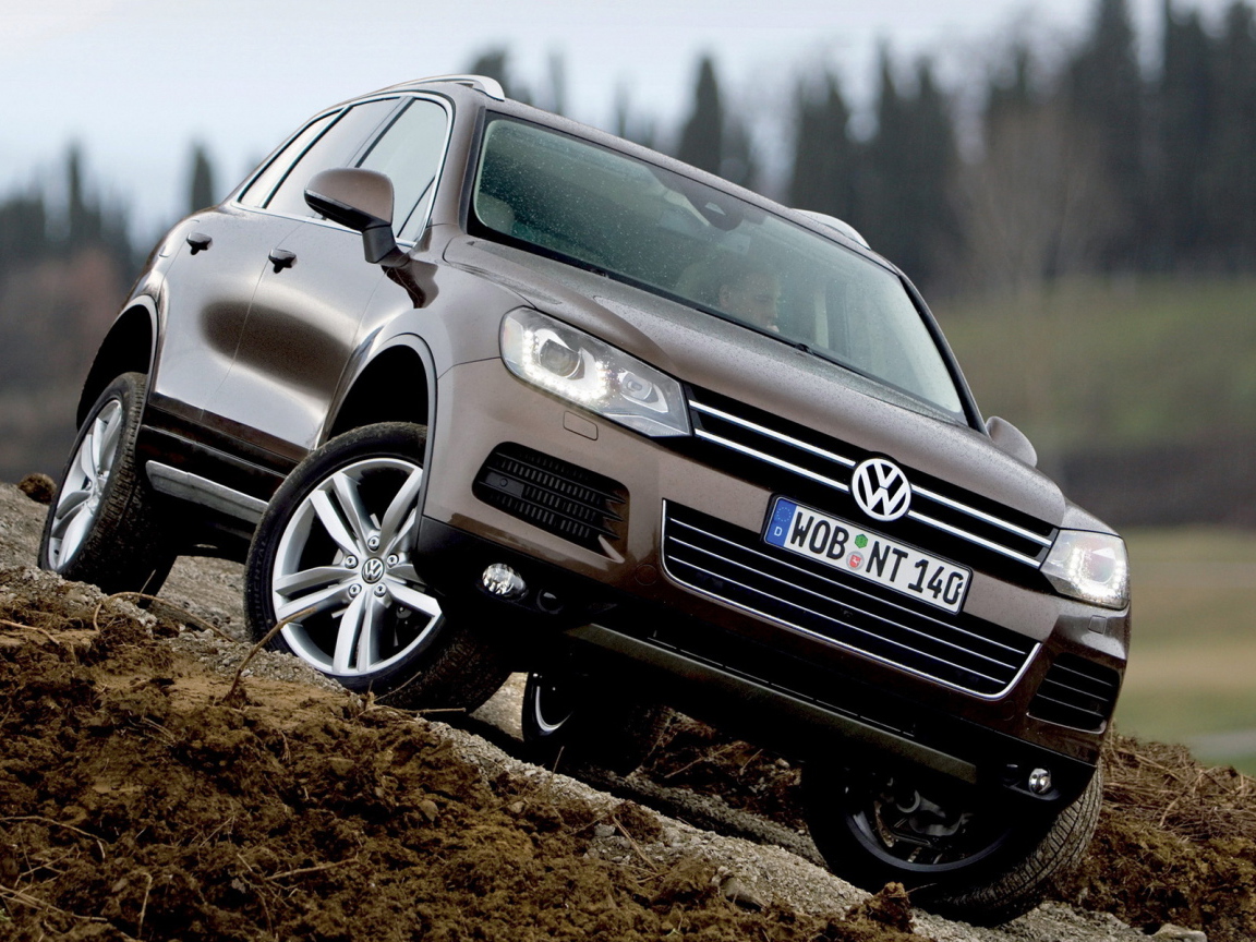 Волксваген Таурег штурмуя бездорожье