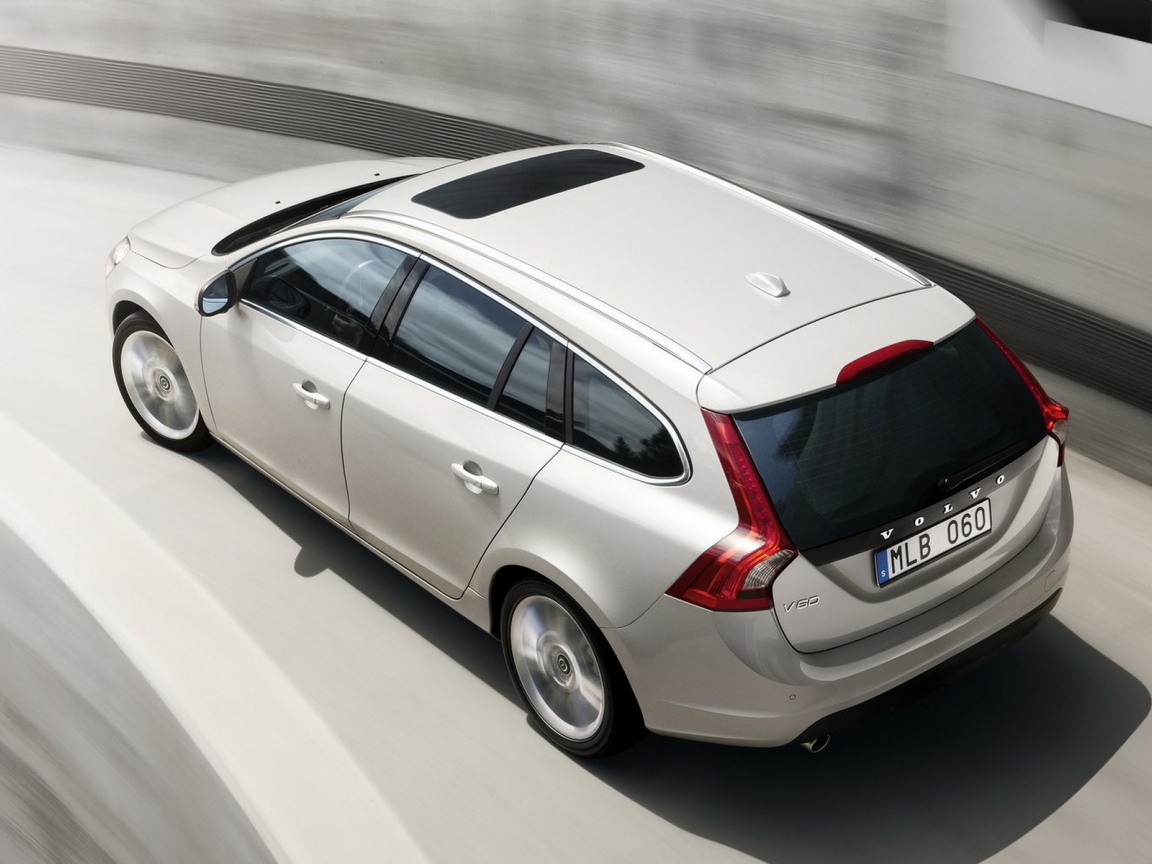 Вольво В60 - автомобиль в движении