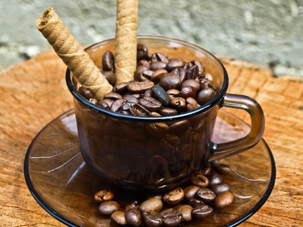 Чашка с зернами кофе