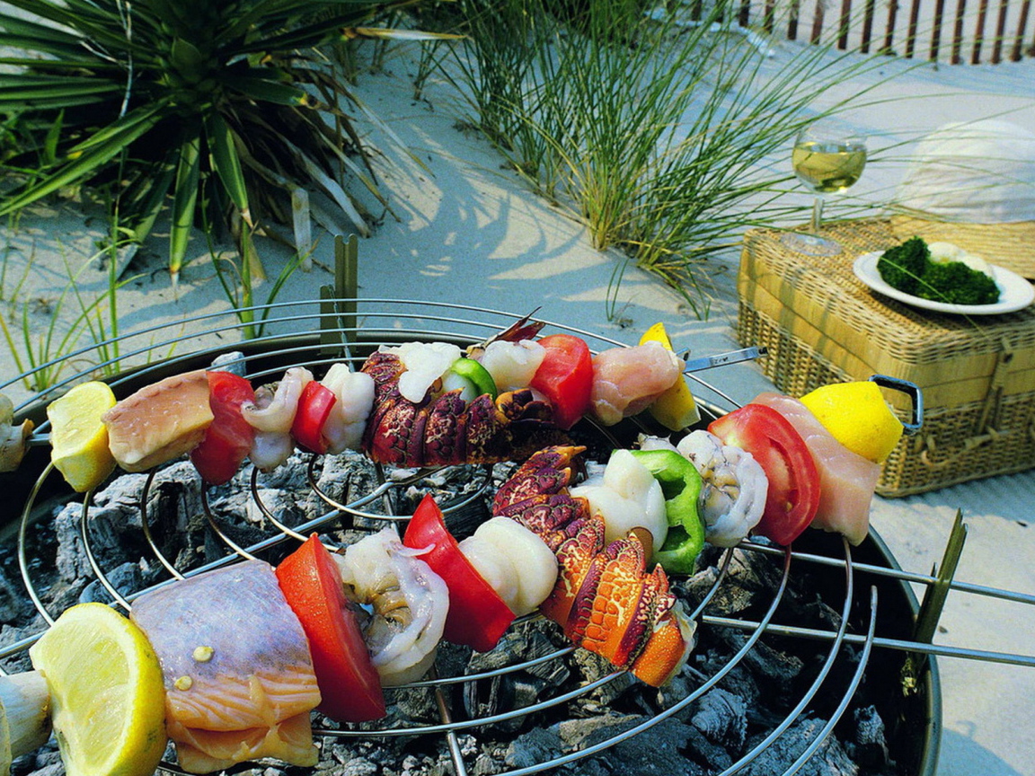 Овощи, рыба и мысо в процессе приготовления