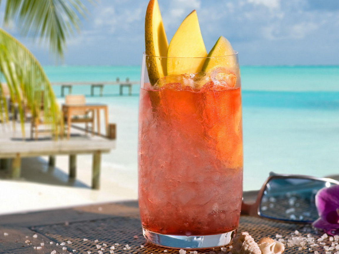 Коктейл с кусочками фруктов