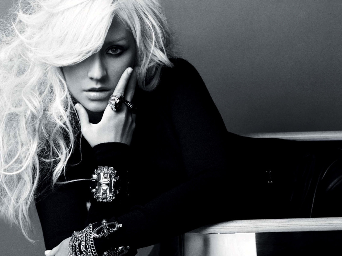 Кристина Агилера в черном