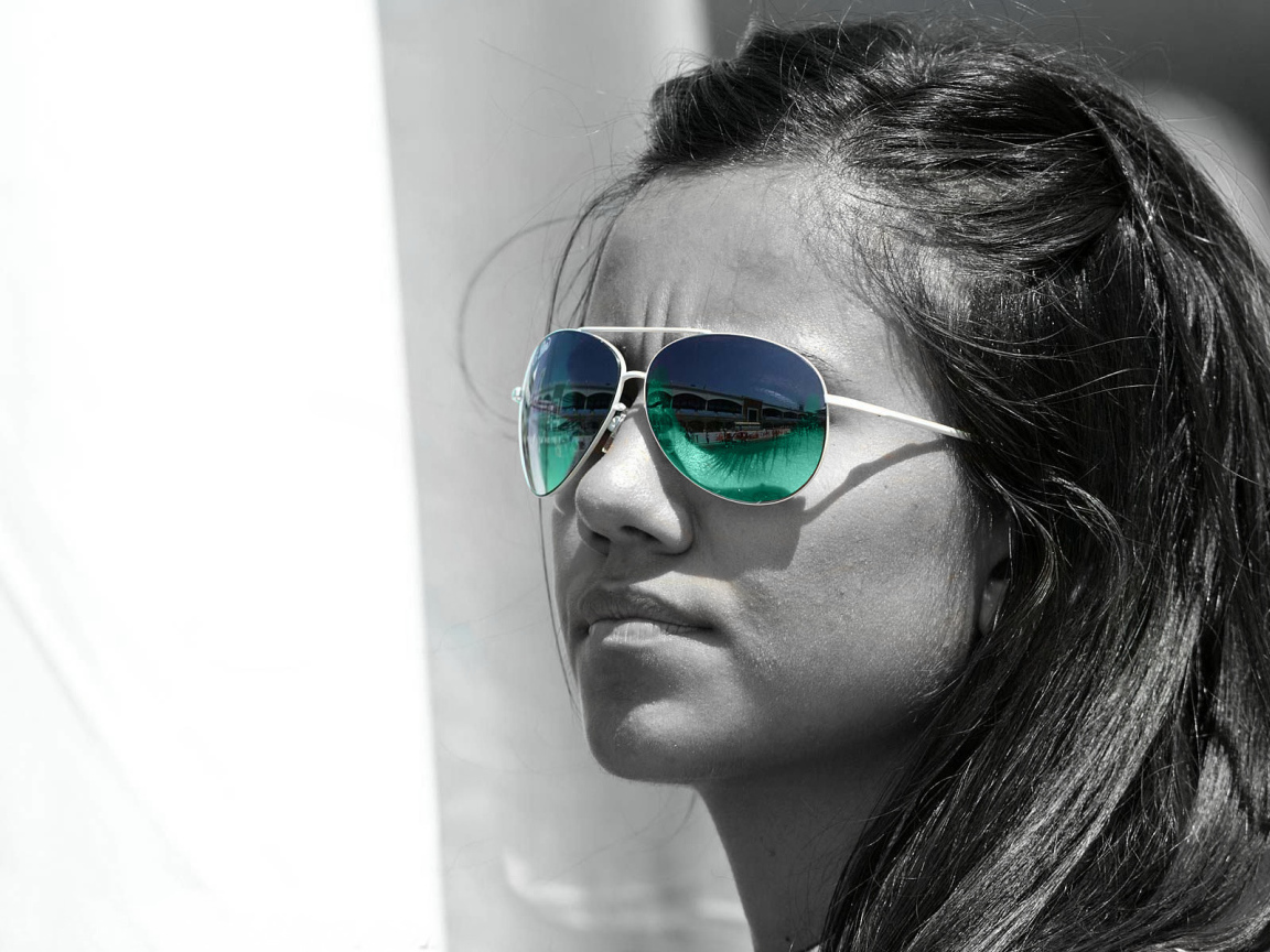 В зеленых очках