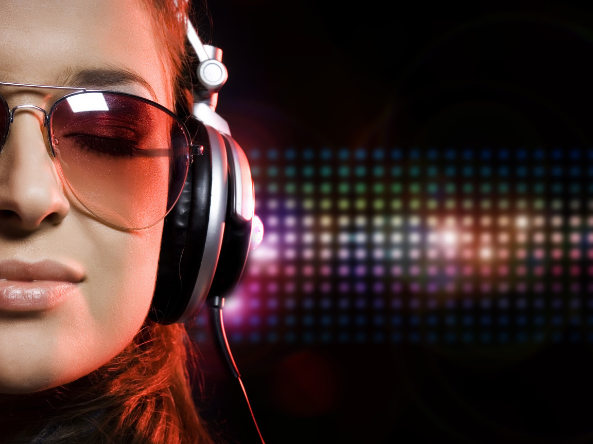 Девушка в наушниках