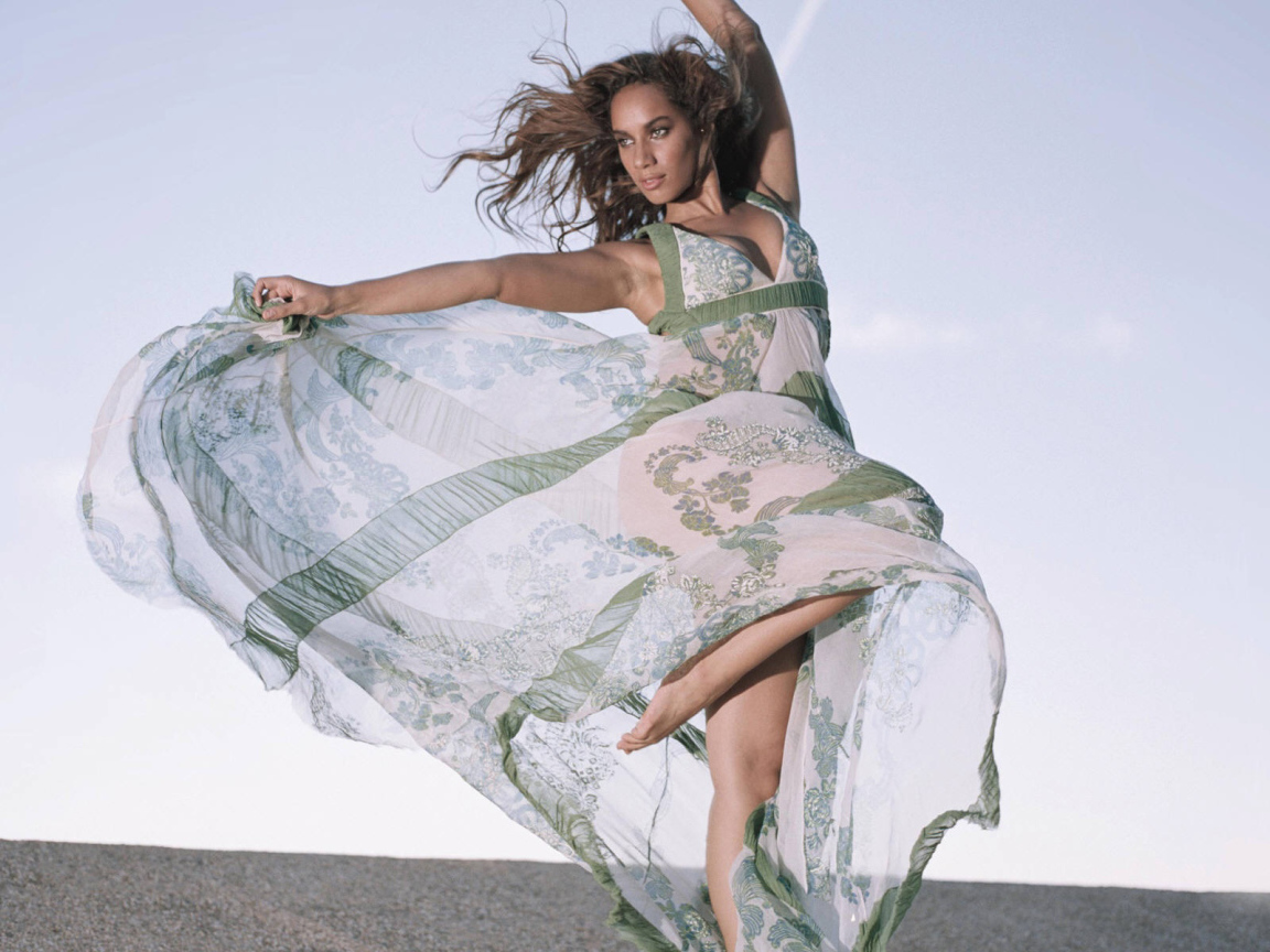 Леона Левис