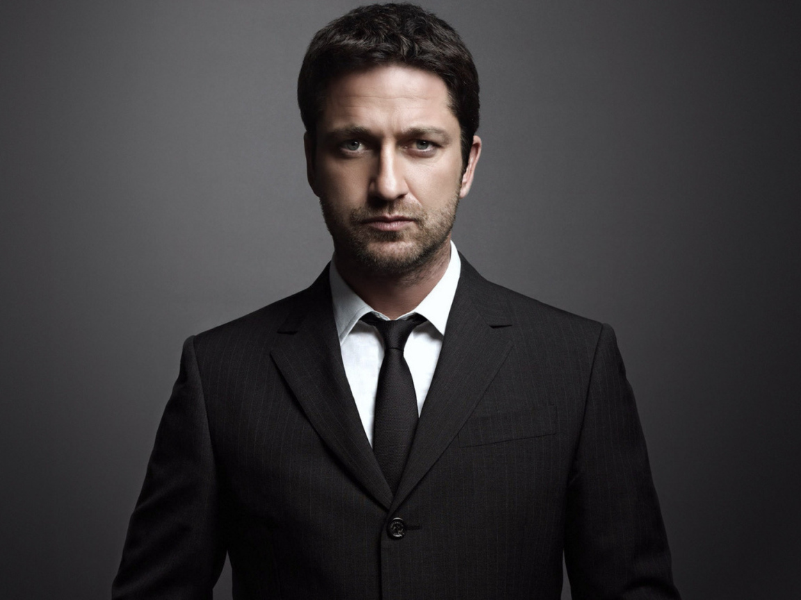 Джерард Батлер в костюме