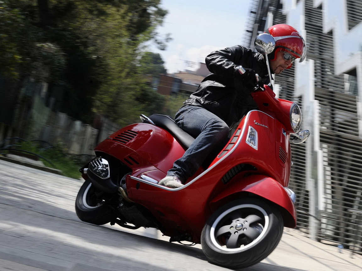 Vespa GTS 125 Super в красном цвете