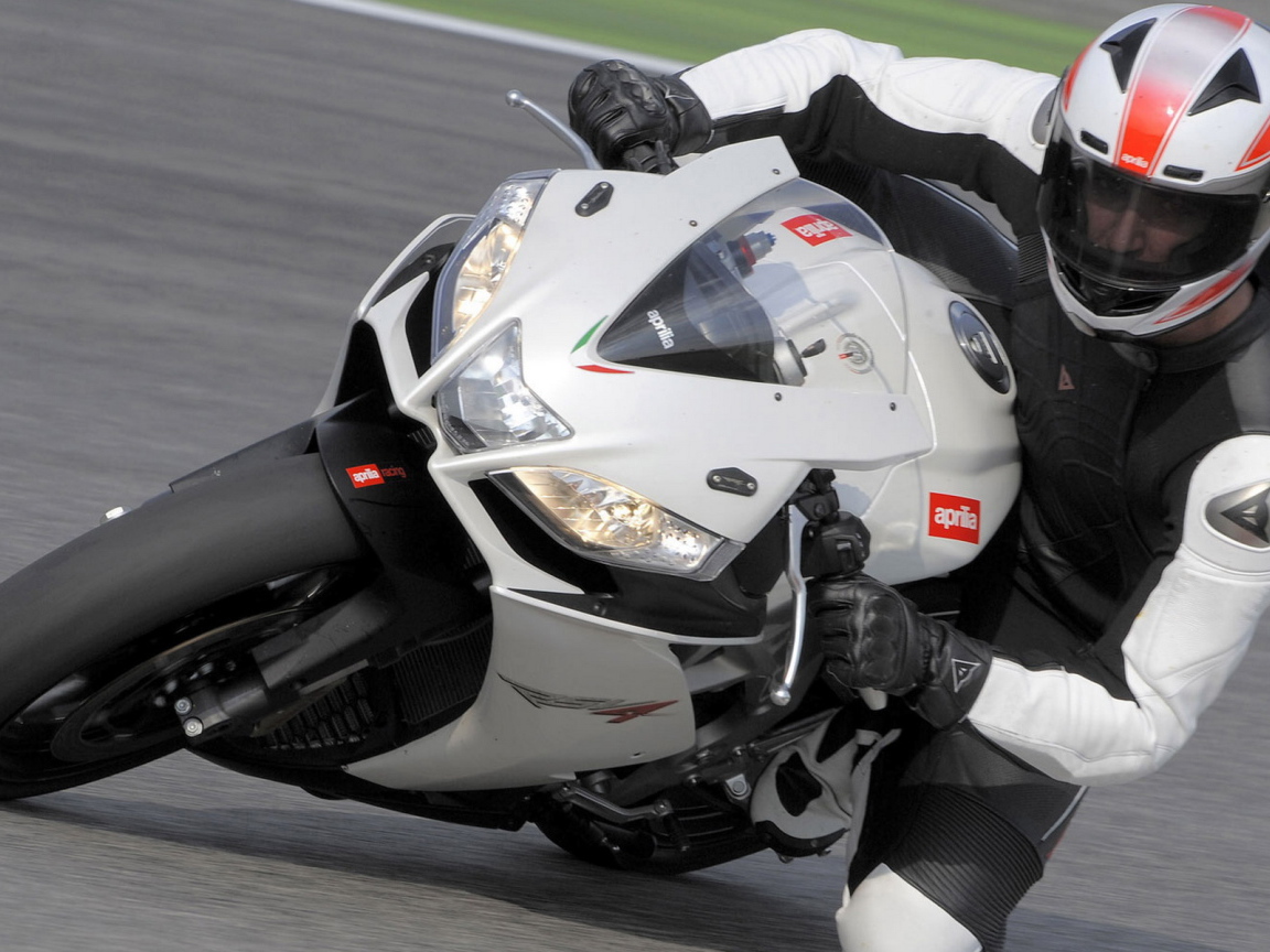 Aprilia RSV4 R на повороте
