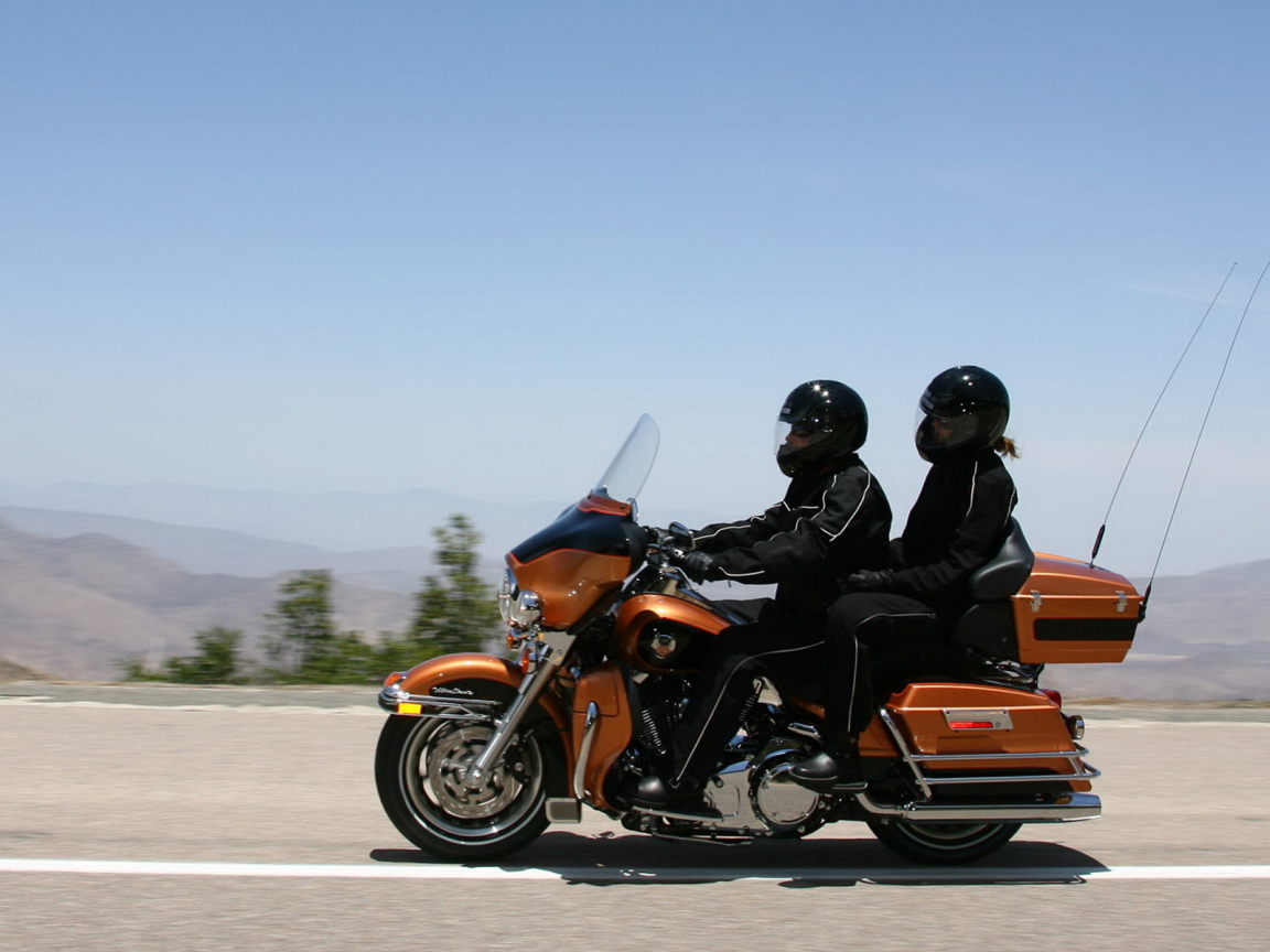 Харлей Девидсон FLHTCU