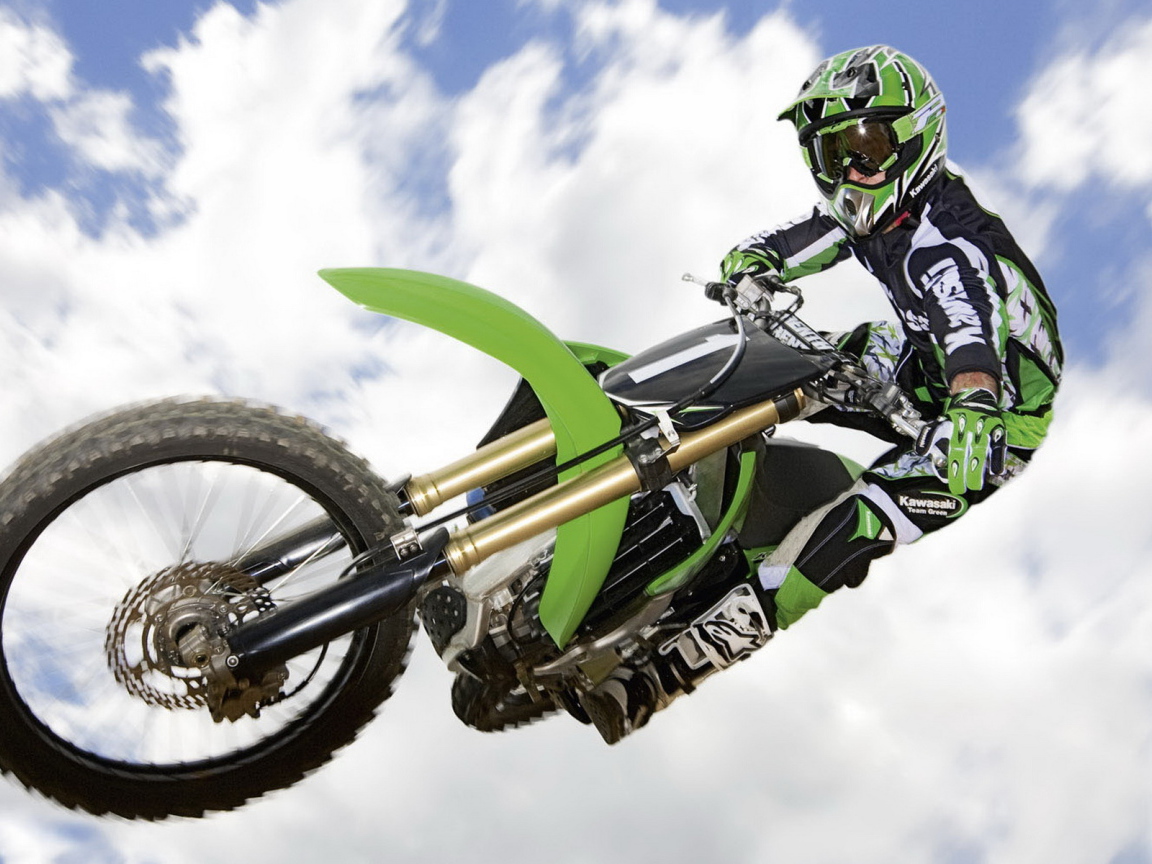 Kawasaki KX250F в прыжке