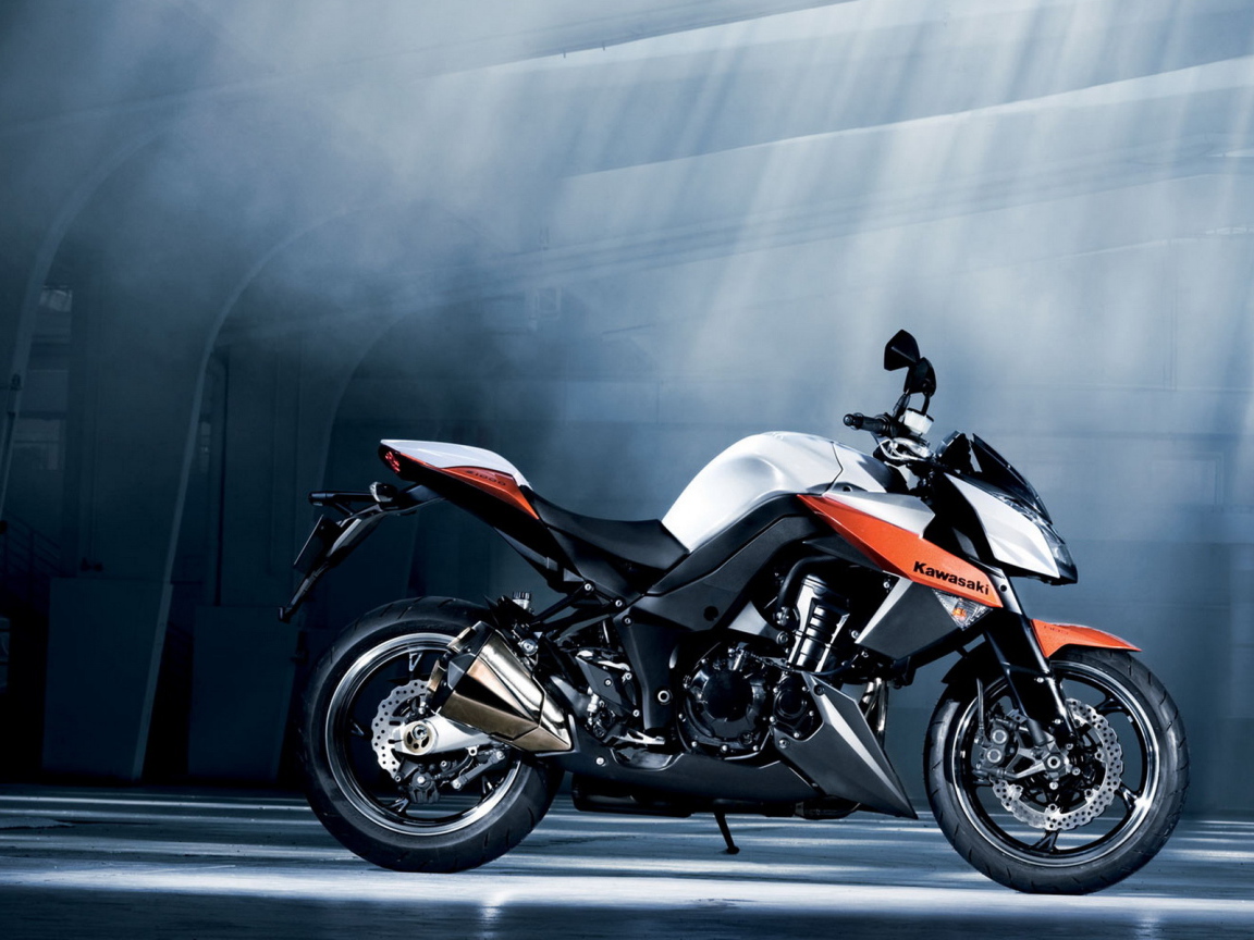 Кавасаки Z1000 в ангаре