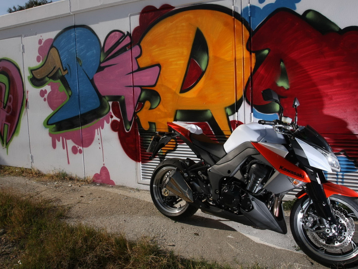 Кавасаки Z 1000 возле стены