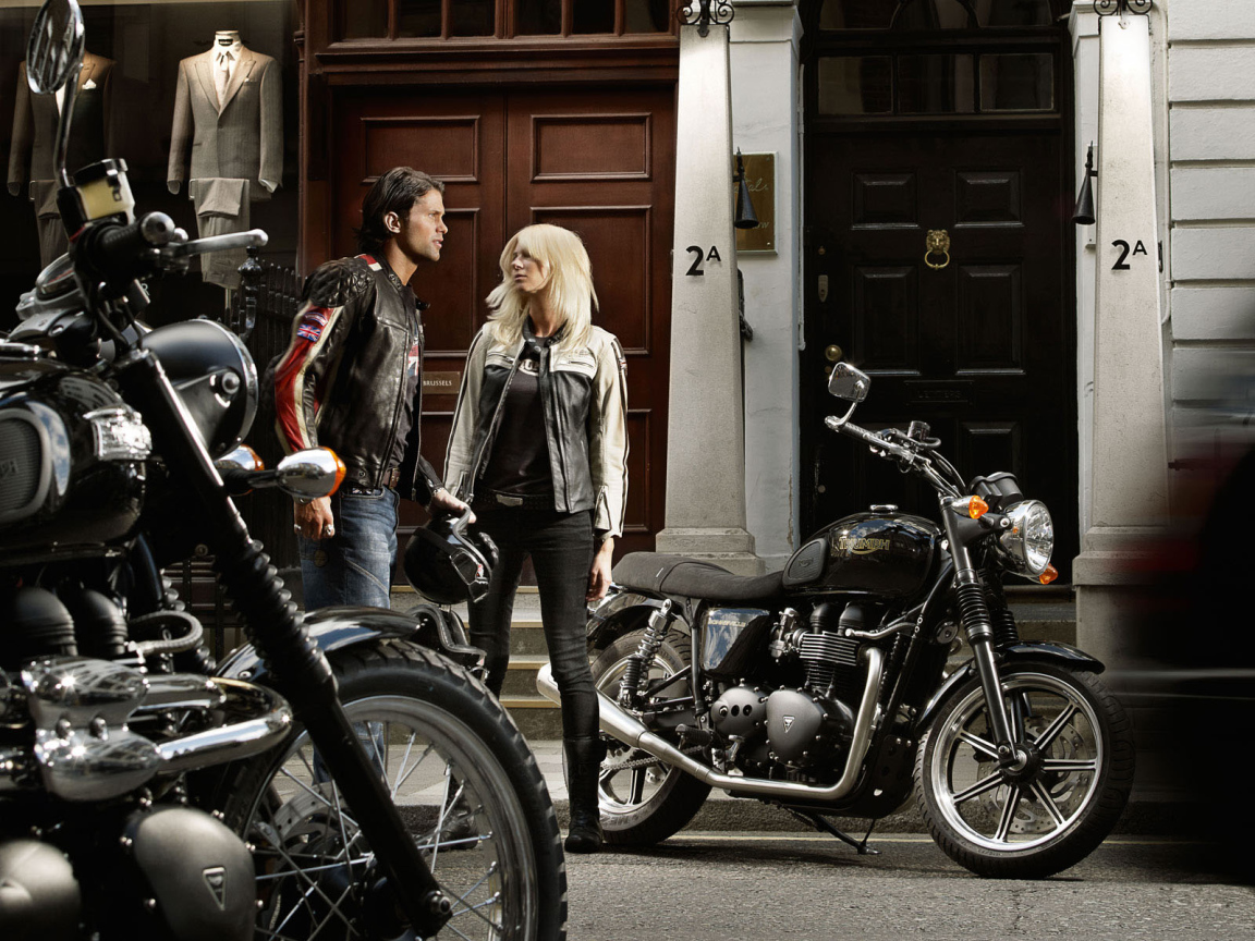 Триумф Бонневелли около двери