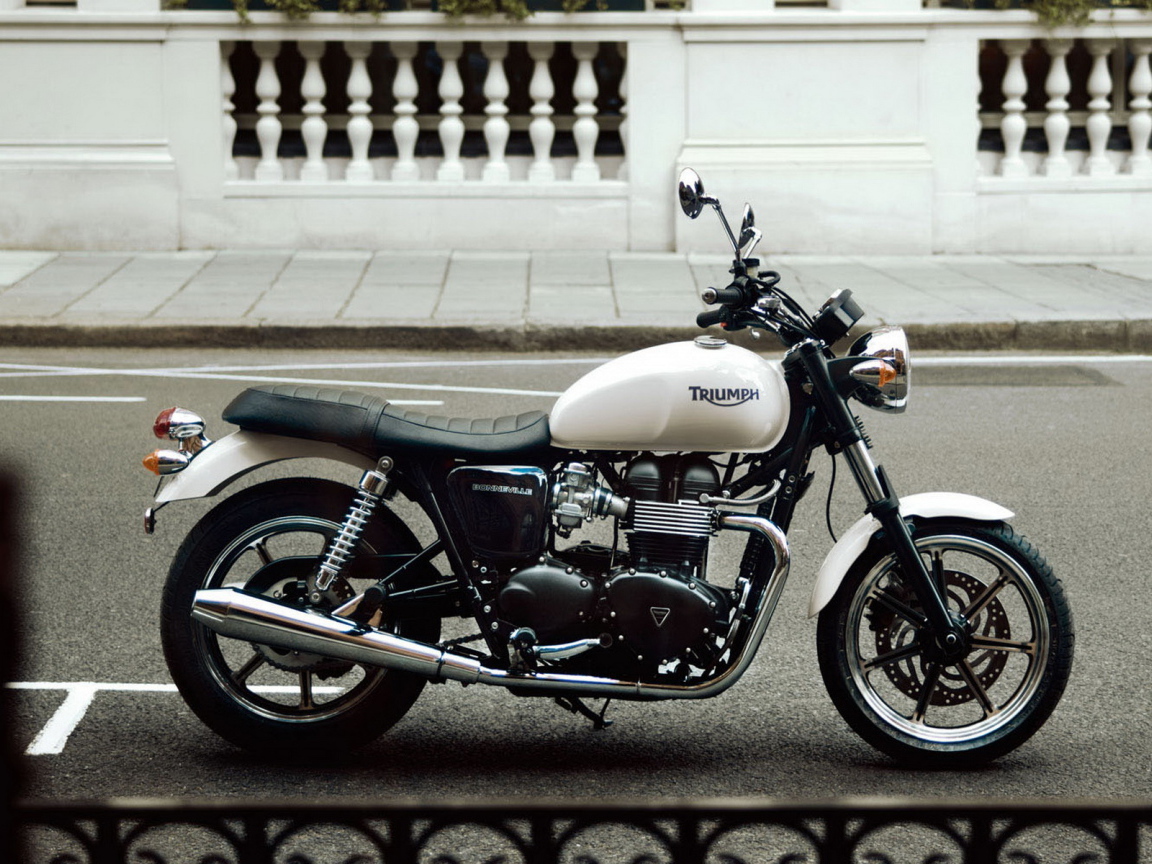 Триумф Бонневелле на улицах города